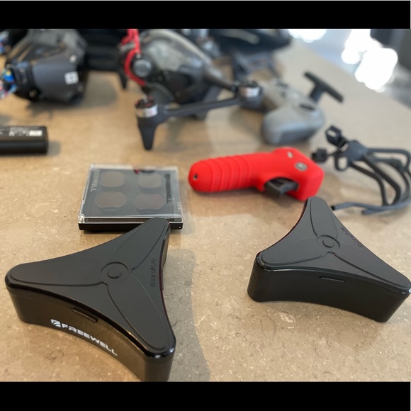 DJI FPV Fly More Combo Plus - Picture 2 of 7